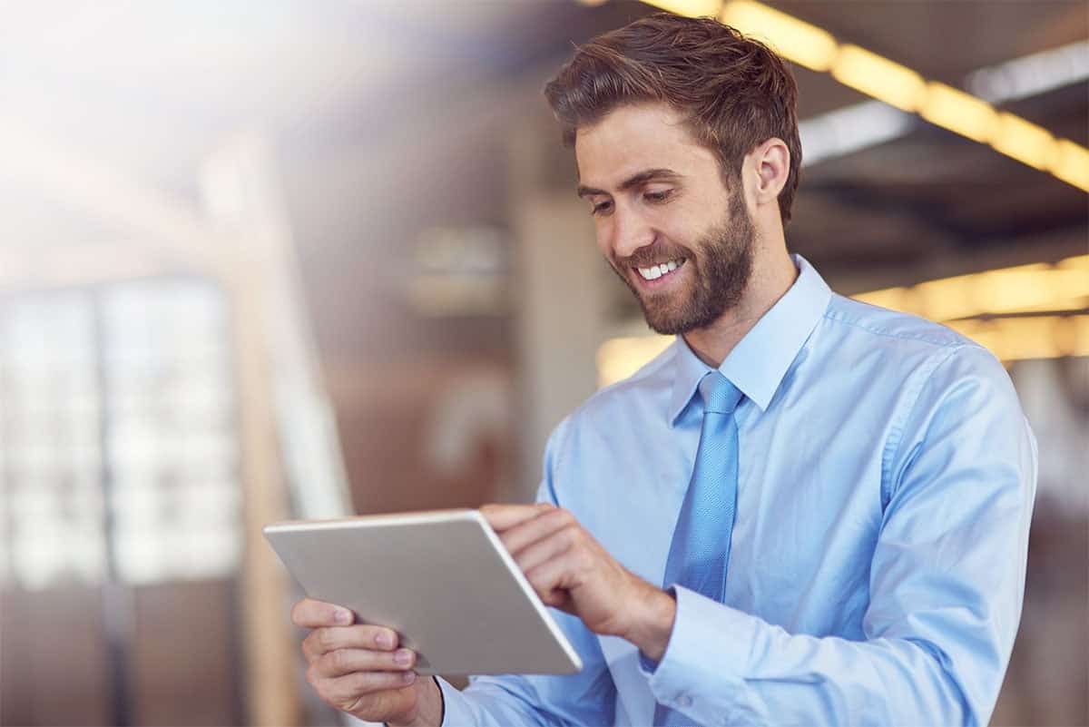 Agente di commercio consulta una mappa clienti ottimizzata su tablet.