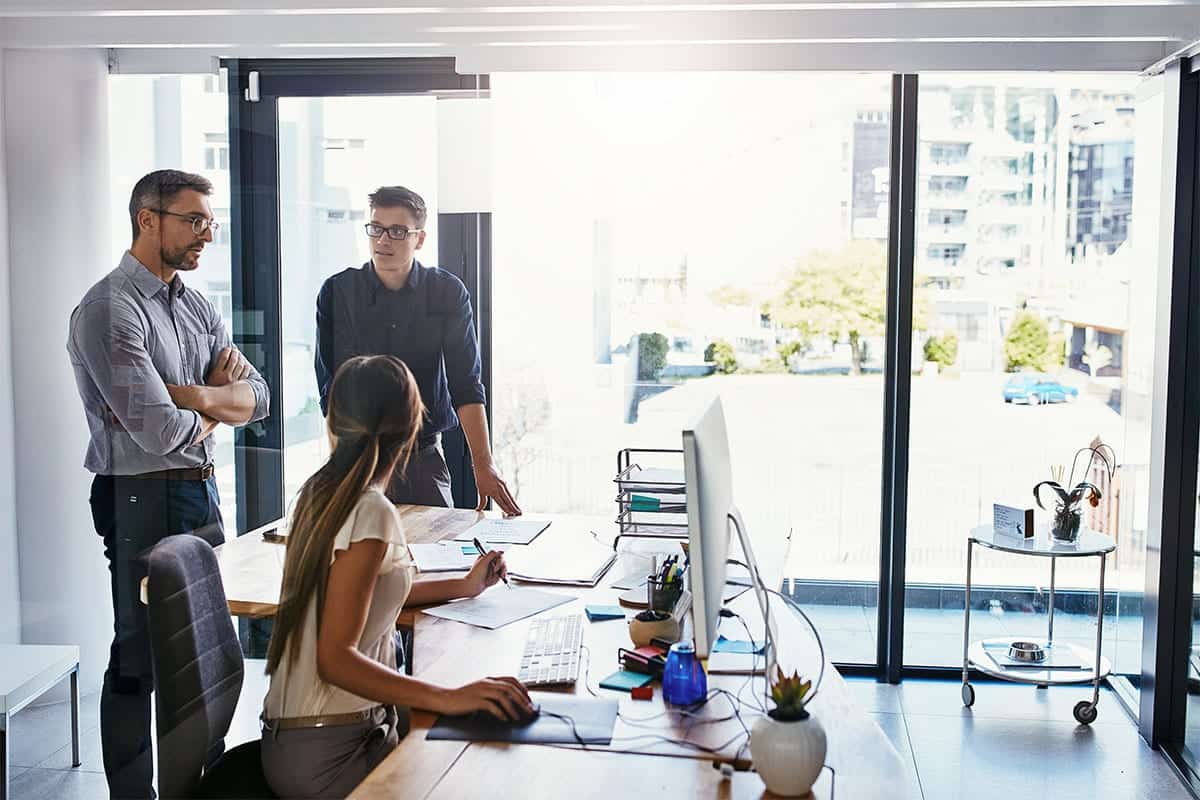 Uffici moderni di un consorzio turistico con tecnologia avanzata