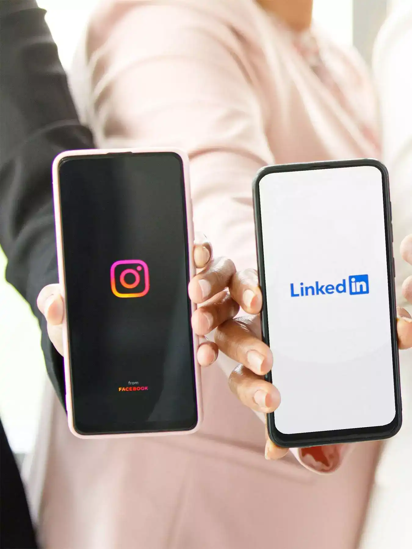 Imprenditore che gestisce le richieste dei clienti con un chatbot a Cagliari.